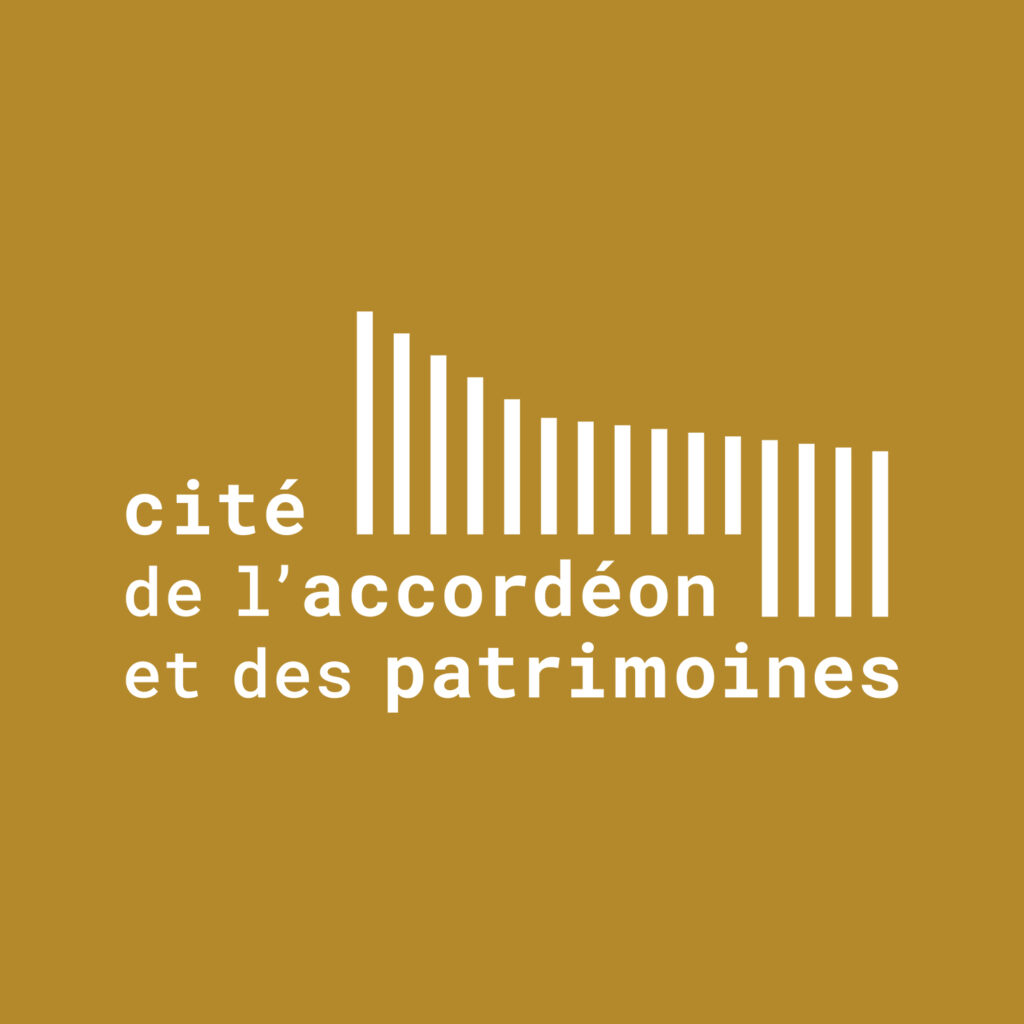 Variante du logotype de la Cité de l'accordéon en blanc sur fond ocre