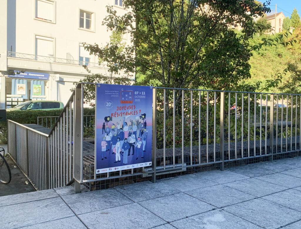 Affichage devant la médiathèque de Tulle pour les Rencontres cinéma et société 2025